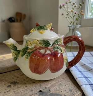 Vintage CBK LTD 1991 Teapot w/Locking Lid Raised Apples/Ivy pattern Ceramic